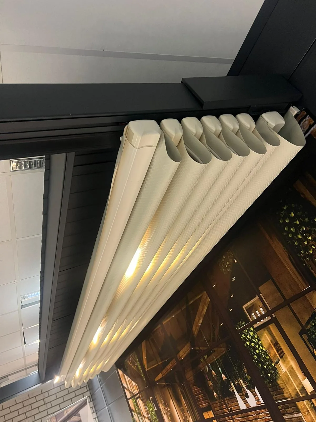 Pergola met doek en verlichting in de avond